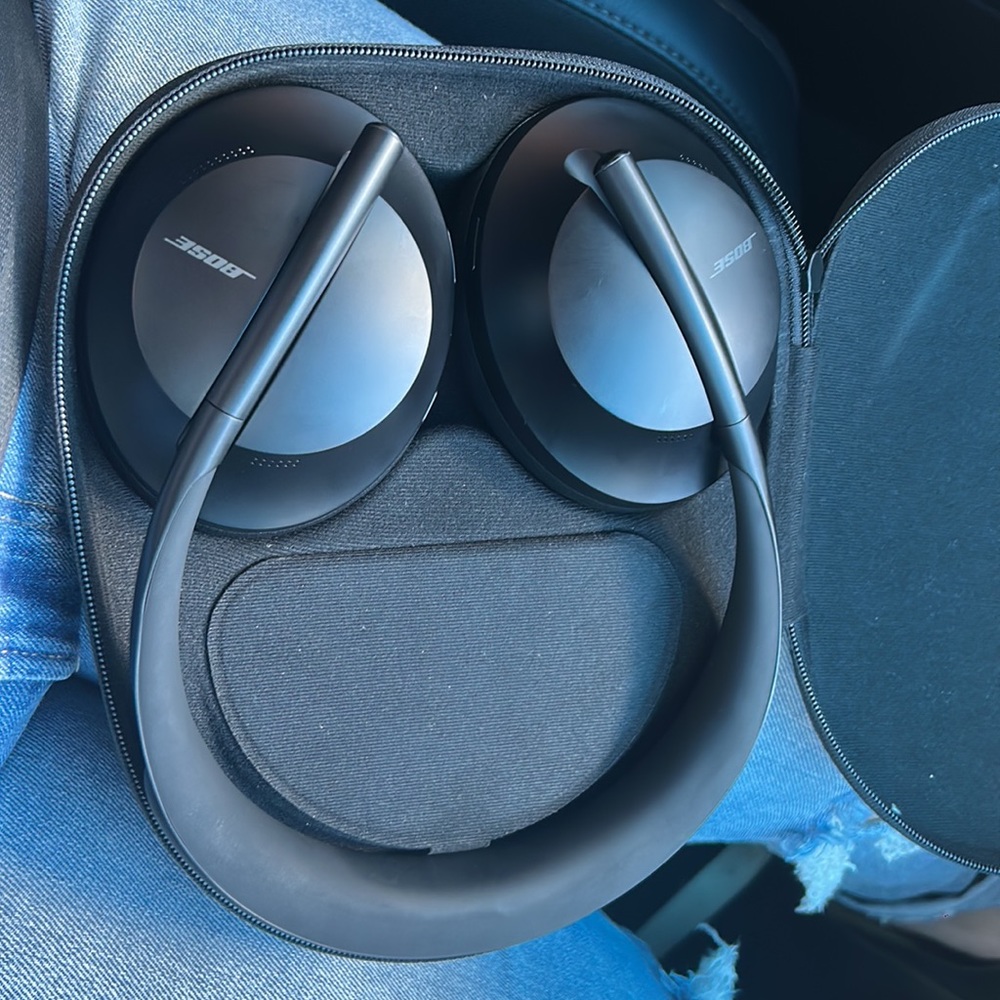 Bose Noise Cancelling Headphones 700 - Picture 2 of 2